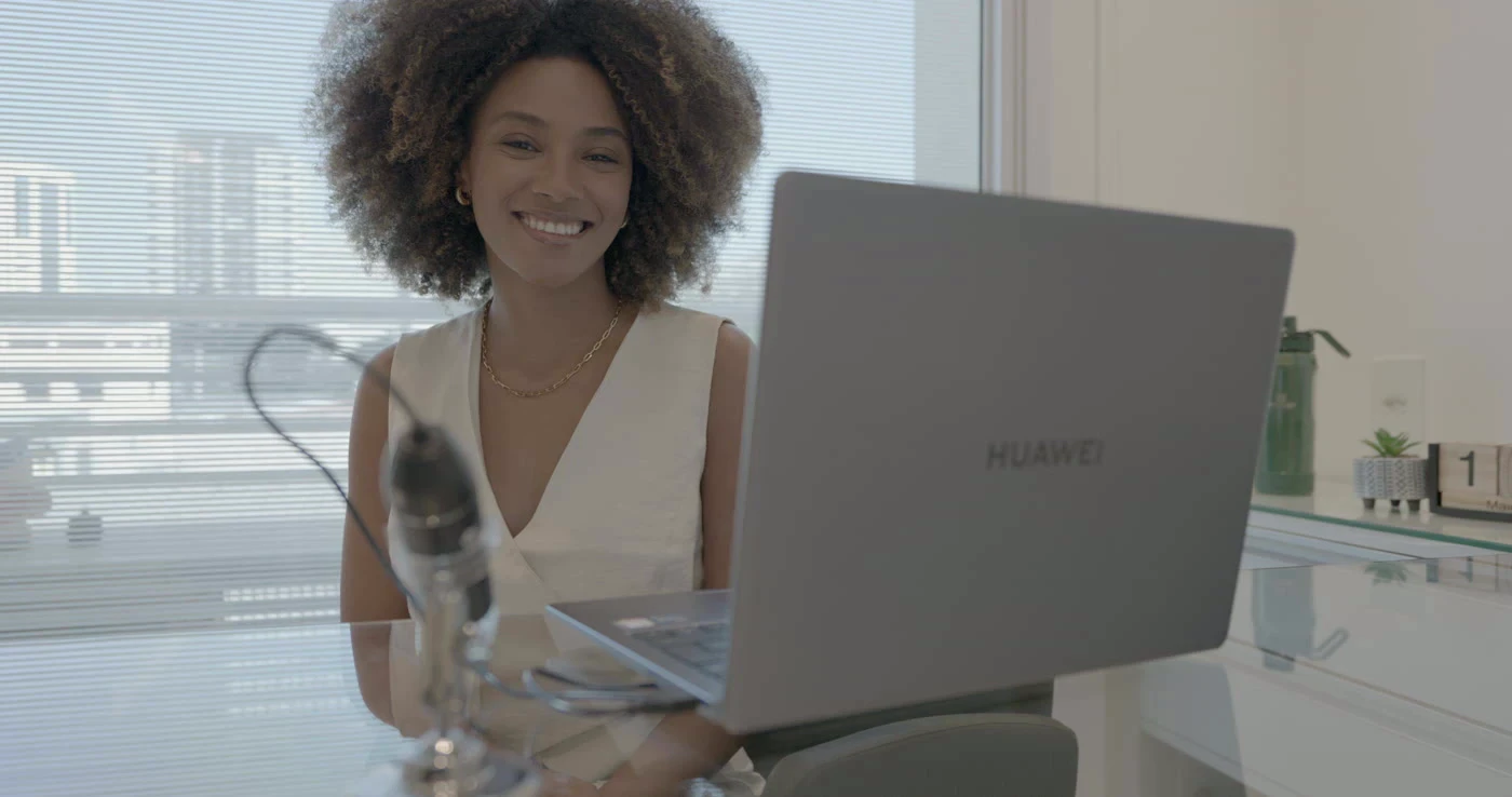 Nayara Santos em sua mesa de trabalho no espaço de atendimento