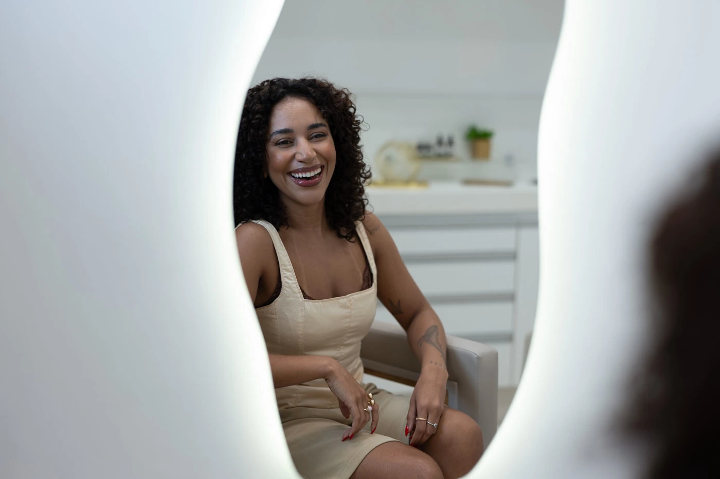 Cliente sorrindo no espaço de atendimento